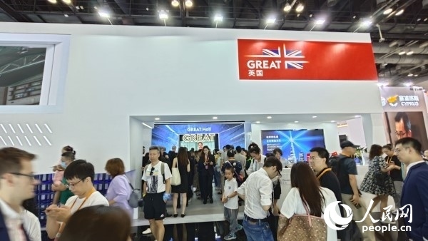 9月3日，英國館吸引參展觀眾駐足。人民網(wǎng)記者 趙雯博攝