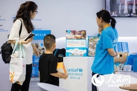 9月2日，觀眾駐足聯(lián)合國兒童基金會展館。圖片由聯(lián)合國兒童基金會提供