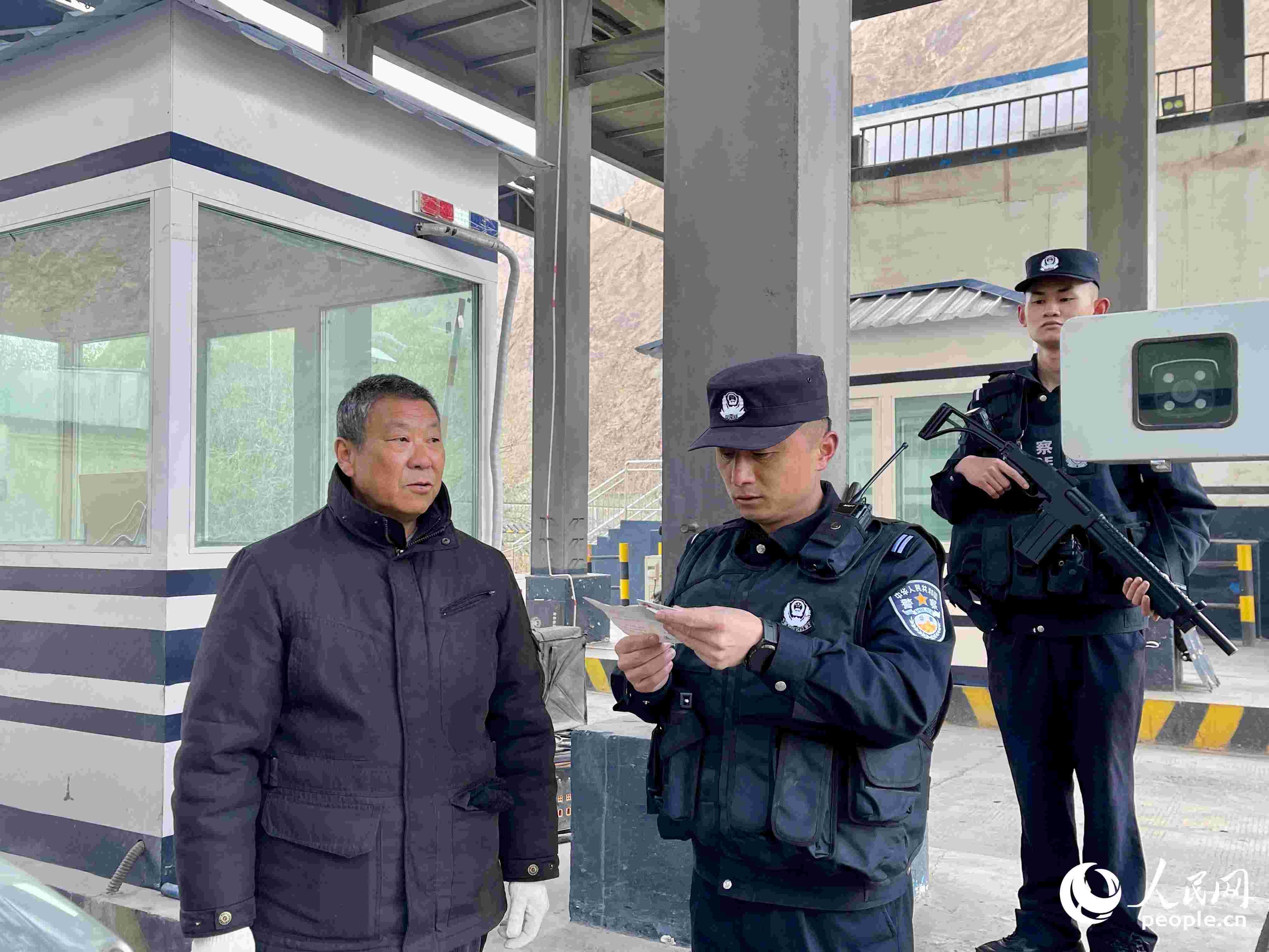 2023年5月10日，在庫地邊境檢查站，陳暢核對進出邊境管理區(qū)人員信息。人民網(wǎng) 周靜圓攝