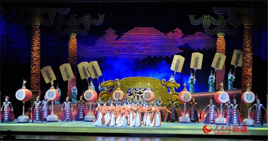 第六屆中國新疆國際民族舞蹈節(jié)開幕式上演出的歷史題材舞劇《張騫》。 人民網 李欣洋攝