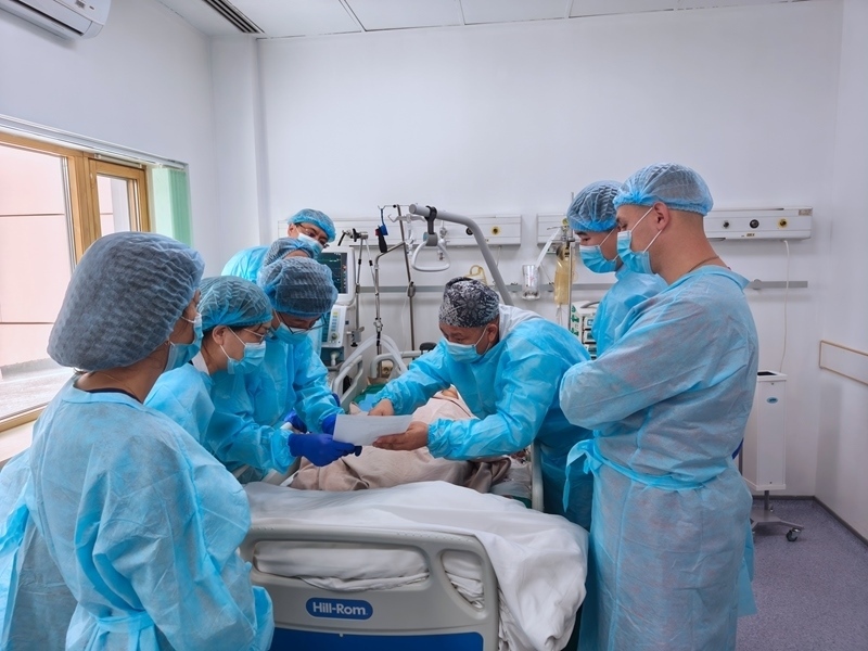 中哈專家團隊完成哈國首例離體肝切和自體肝移植術。 新疆醫(yī)科大學第一附屬醫(yī)院供圖
