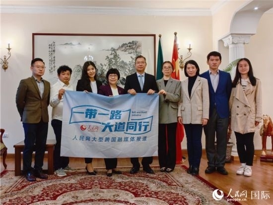 胡長春大使、駐非盟使團(tuán)工作人員與人民網(wǎng)記者合影。