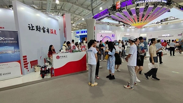 在銀行展臺，“溫度”成為了高頻詞匯。人民網(wǎng)記者 李彤?dāng)z