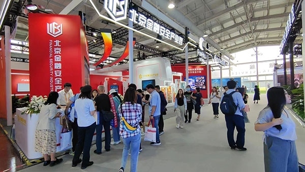 金融安全、投資者教育是金融服務(wù)展區(qū)知識科普的重要展示環(huán)節(jié)。人民網(wǎng)記者 李彤?dāng)z