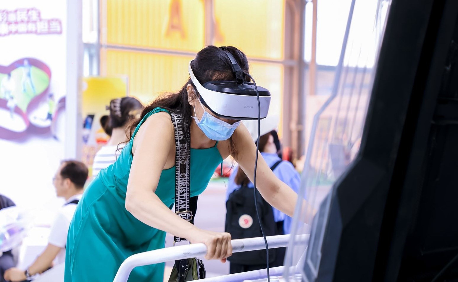 觀眾參與AI體驗(yàn)。圖片來源：中國國際服務(wù)貿(mào)易交易會(huì)