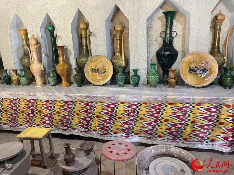 游客制作土陶體驗(yàn)區(qū)。人民網(wǎng)記者 常雪梅攝