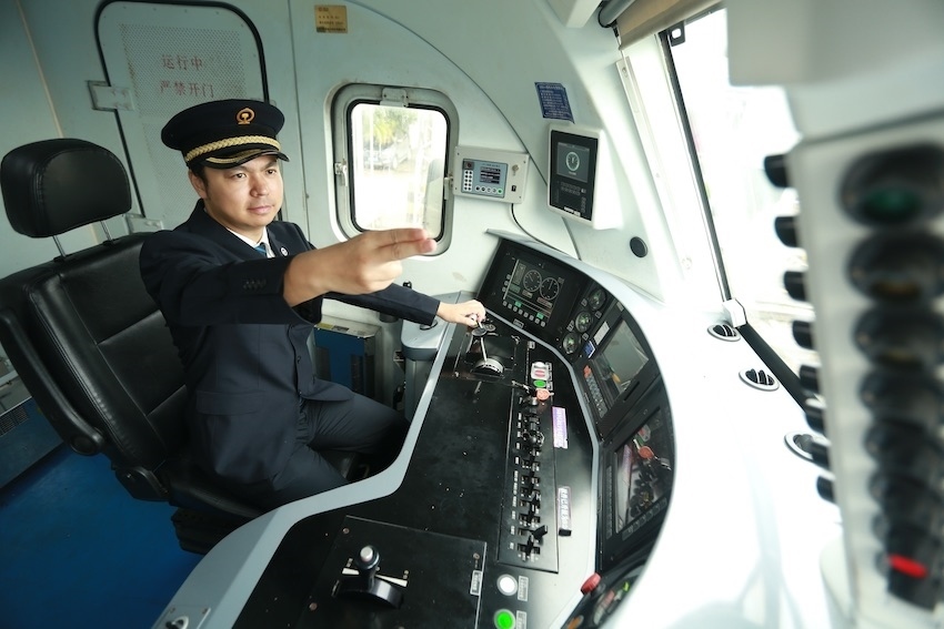 發(fā)車前，仲俊斕確認(rèn)儀表、指示燈狀態(tài)正常。成都機(jī)務(wù)段供圖