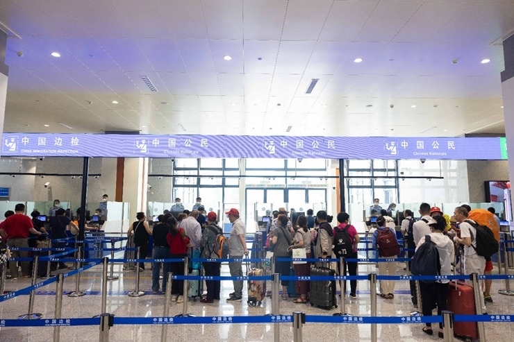 乘坐中老鐵路國(guó)際旅客列車的旅客在磨憨邊檢大廳排隊(duì)候檢。黃遠(yuǎn)飛 攝