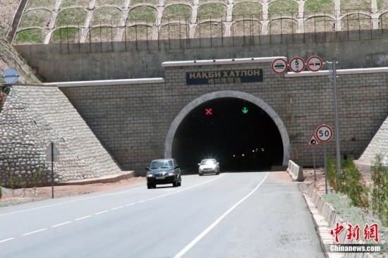 連接塔吉克斯坦南北的重要隧道之一哈特隆隧道由中國路橋承建，是塔國南北公路交通的重要干線道路，對促進塔吉克斯坦南北交流和國民經(jīng)濟發(fā)展具有重要意義。田冰攝