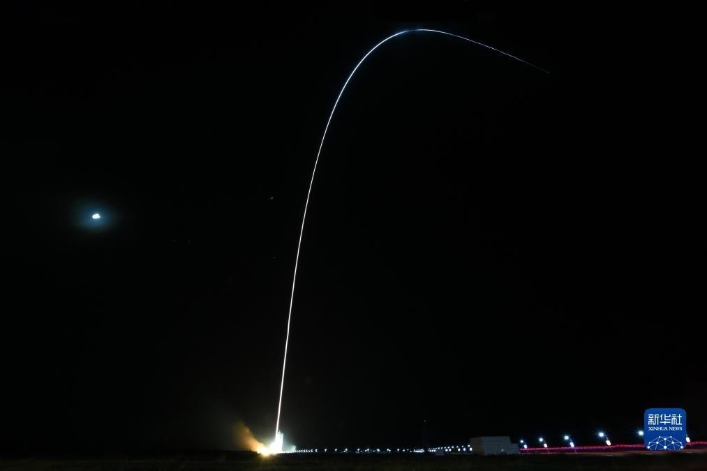 9月7日02時(shí)14分，我國在酒泉衛(wèi)星發(fā)射中心使用長征四號(hào)丙運(yùn)載火箭，成功將遙感三十三號(hào)03星發(fā)射升空，衛(wèi)星順利進(jìn)入預(yù)定軌道，發(fā)射任務(wù)獲得圓滿成功。新華社發(fā)（汪江波 攝）