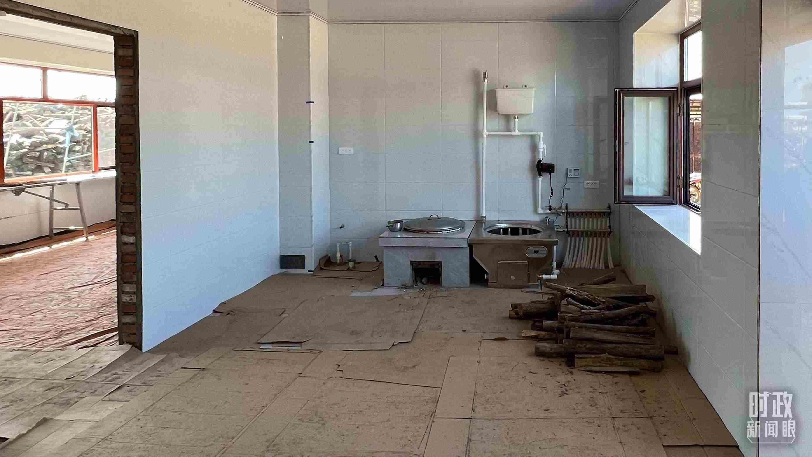 △龍王廟村內(nèi)，受災(zāi)房屋內(nèi)部正在進(jìn)行翻修。（總臺(tái)央視記者邢彬拍攝）