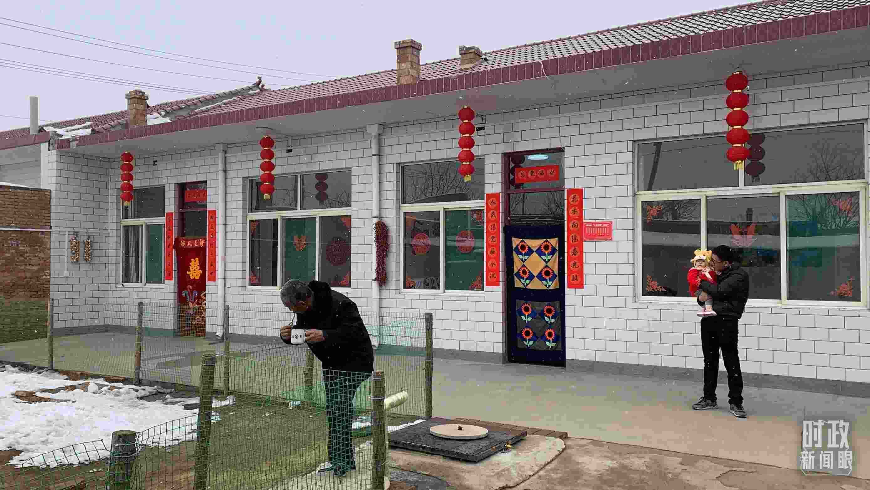 △ 當(dāng)年春節(jié)來(lái)臨之前，馮南垣村受災(zāi)村民全部搬進(jìn)了新家。（總臺(tái)央視記者段德文拍攝）