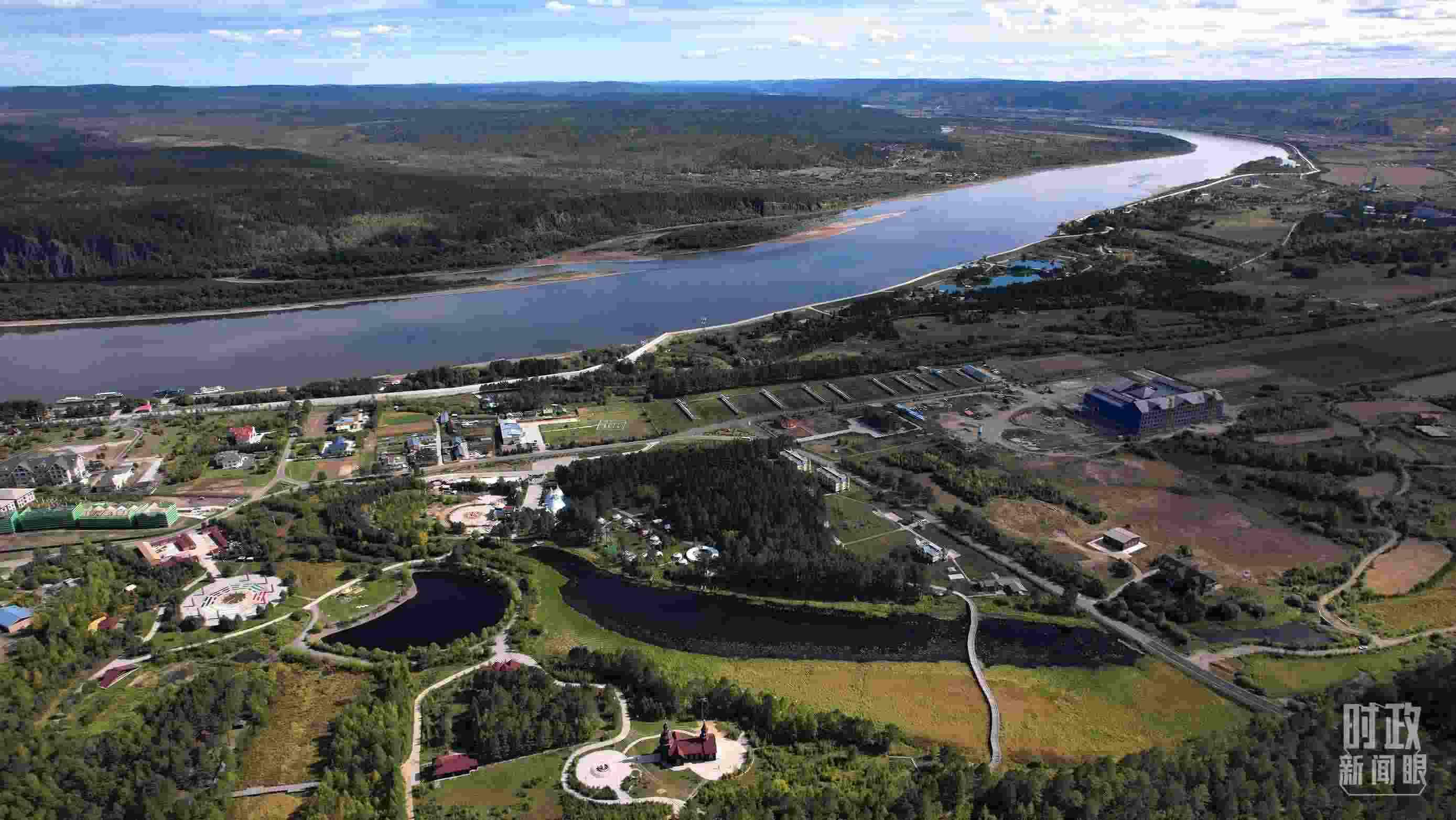 △北極村北邊是中俄界江黑龍江。（總臺(tái)國(guó)廣記者李晉拍攝）