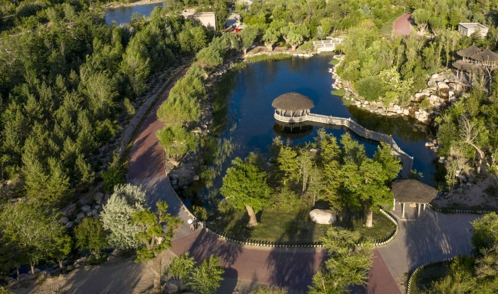 坐落在寧夏銀川市賀蘭山腳下的賀蘭山運(yùn)動(dòng)休閑公園（2021年5月27日攝，無人機(jī)照片）。這里曾是一片砂石采礦塌陷區(qū)，當(dāng)?shù)赝ㄟ^植被景觀再造、水系建設(shè)、現(xiàn)代管網(wǎng)鋪建等手段，重新利用廢石、廢坑及各類廢棄建筑材料，把這里變成一座免費(fèi)開放的主題公園。新華社記者 馮開華 攝