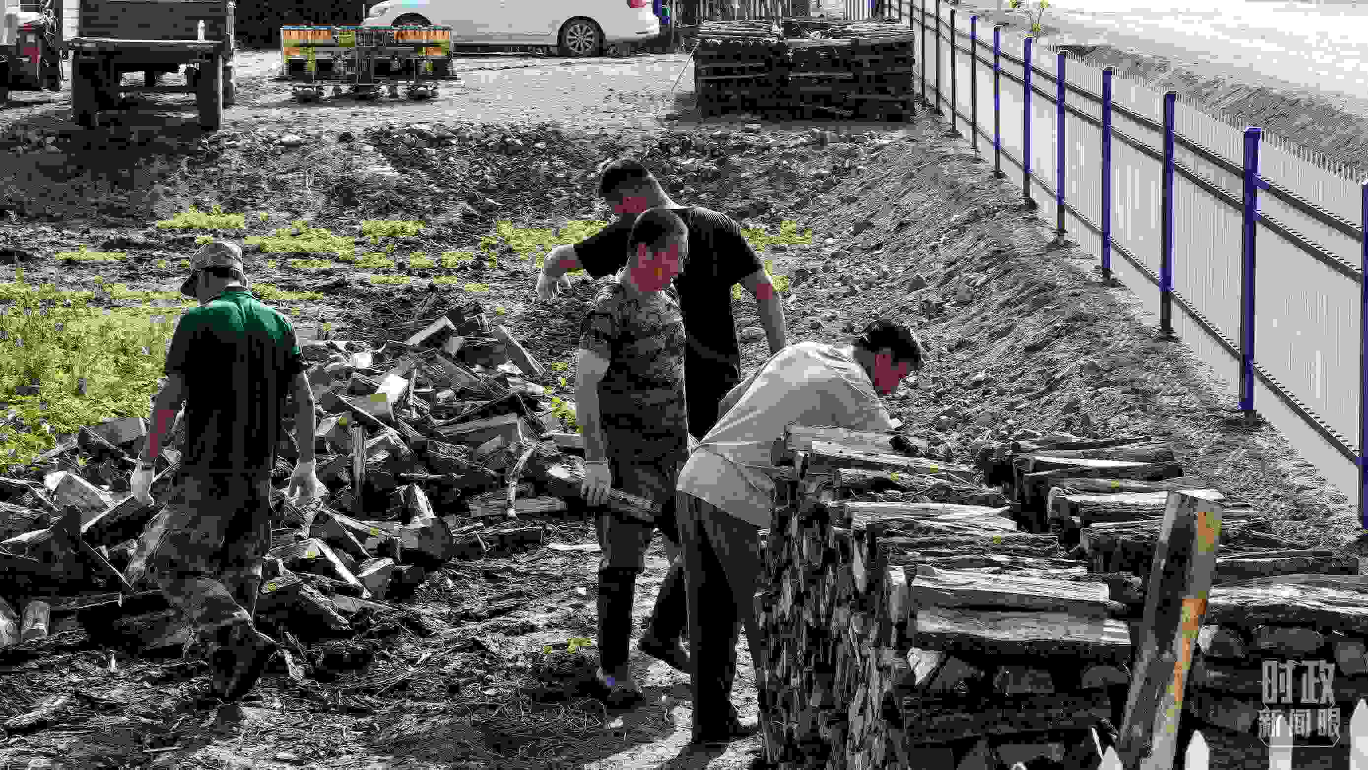 △村民正在整理家中被洪水沖垮的柴火垛。（總臺(tái)央廣記者潘毅拍攝）