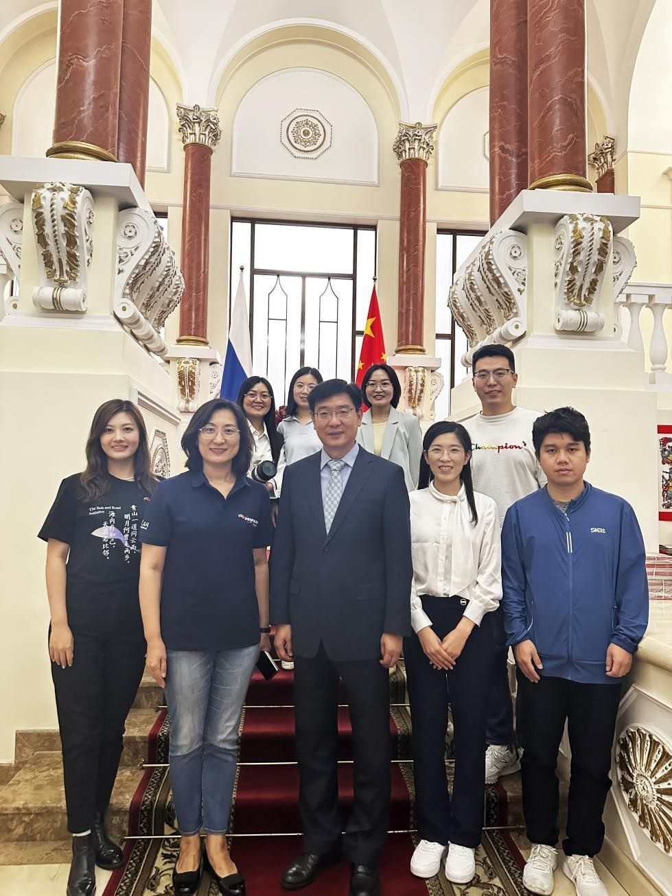 中國駐俄羅斯大使館公使銜文化參贊、莫斯科中國文化中心主任封立濤（前排中）與人民網(wǎng)記者合影。