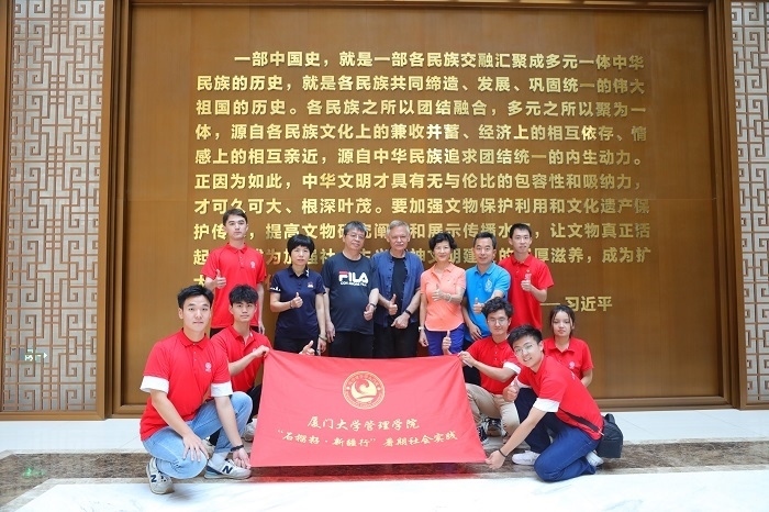 潘維廉和實踐隊師生在昌吉州博物館合影。主辦方供圖