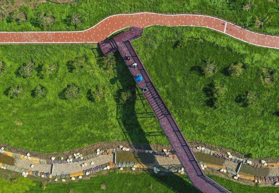 △游人在吉林長春市九臺區(qū)清水村千畝苗木花卉休閑旅游觀光產(chǎn)業(yè)園區(qū)參觀游覽。