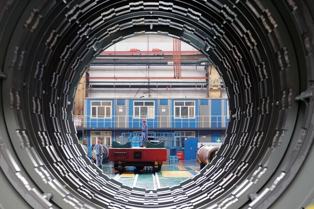 △2023年8月31日，工人在哈電集團(tuán)哈爾濱電機(jī)廠有限責(zé)任公司的水電分廠重型車間作業(yè)。