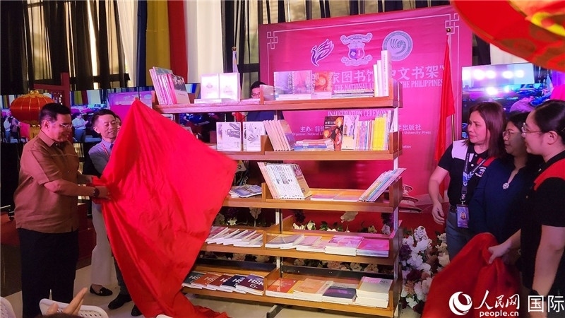 圖為北京語言大學(xué)出版社向菲律賓國家圖書館捐贈(zèng)圖書200余冊。人民網(wǎng)記者樊帆攝