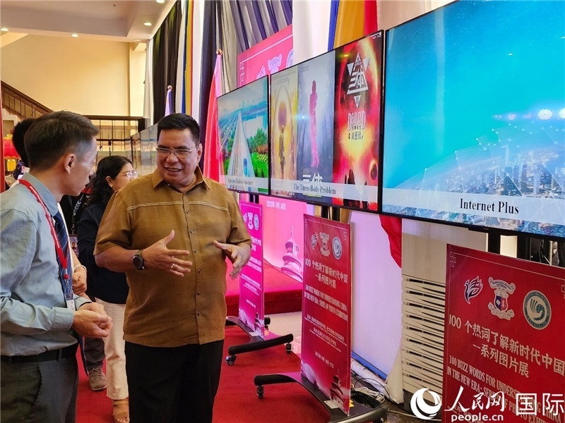 圖為菲律賓國家圖書館館長阿德里亞諾參觀新時(shí)代中國圖片展。人民網(wǎng)記者樊帆攝