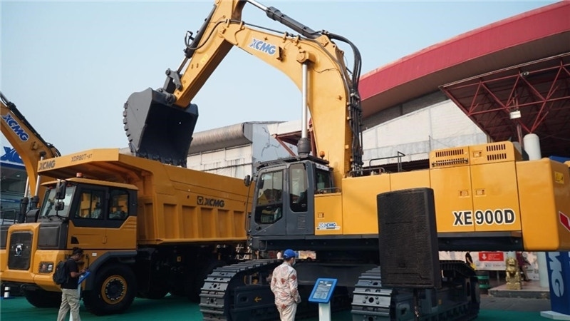 徐工集團展出的90噸礦用挖掘機與80噸自卸車。石偉攝影