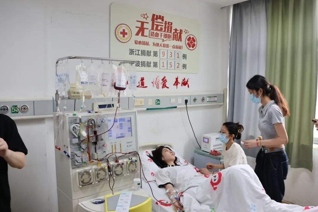 陸冰冰（右三）捐獻185毫升造血干細胞。受訪者供圖