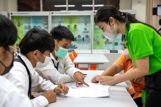 3月14日，在泰國(guó)大城府大城技術(shù)學(xué)院魯班工坊，教師（右一）給學(xué)生上課。新華社記者 王騰 攝