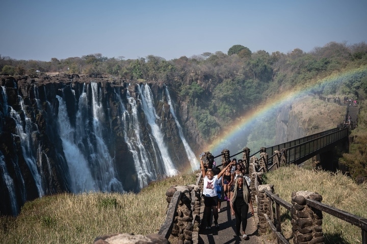 8月21日，游客在贊比亞觀賞維多利亞瀑布景色。