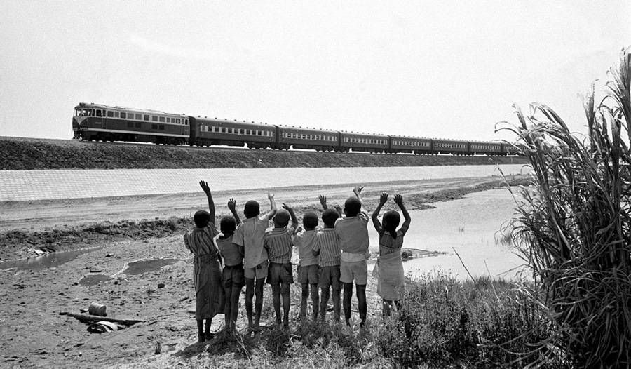 贊比亞魯西瓦西湖畔的少年兒童歡迎坦贊鐵路的列車通到他們的家鄉(xiāng)（1976年攝）。