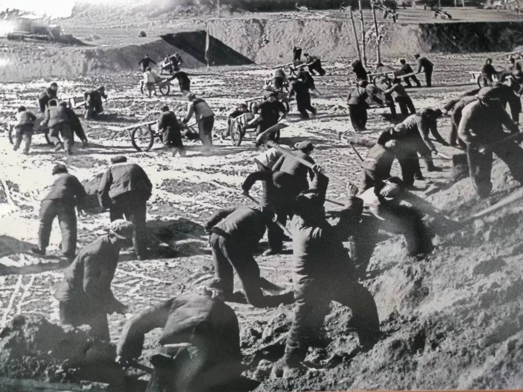 20世紀(jì)70年代，高西溝人治理水土流失場(chǎng)景。（資料圖片）