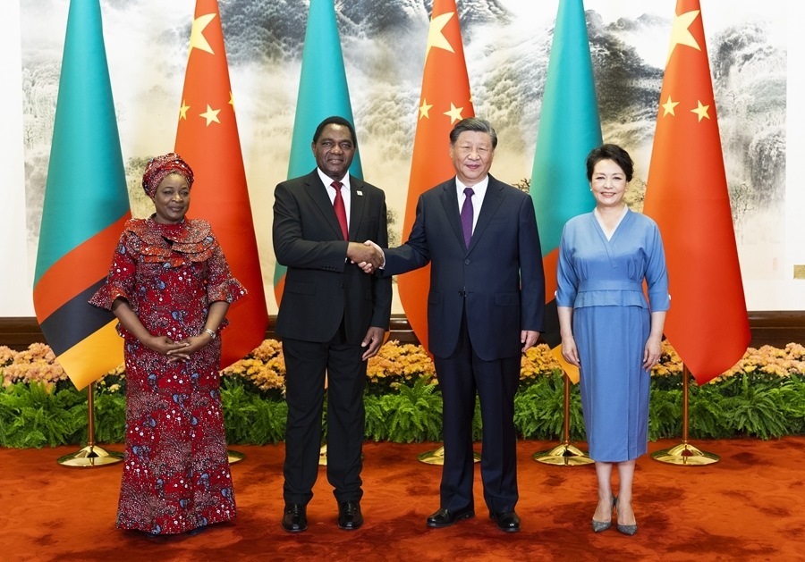 這是會談前，習(xí)近平主席和夫人彭麗媛同希奇萊馬總統(tǒng)和夫人穆廷塔合影。