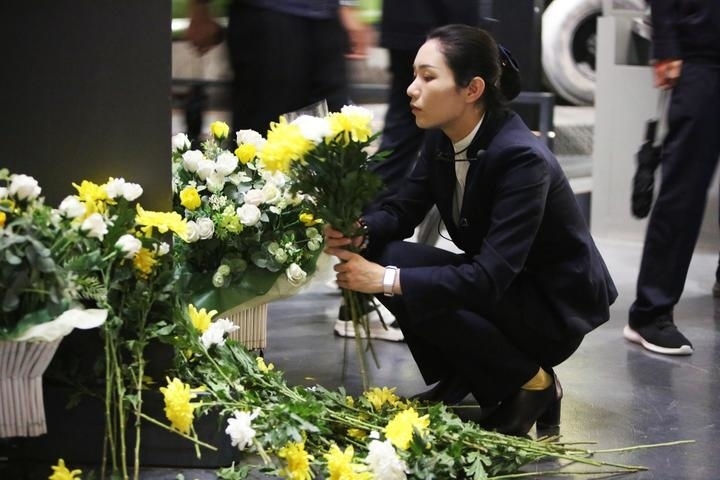 9月18日，工作人員在侵華日軍第七三一部隊(duì)罪證陳列館整理花束。新華社記者 石楓 攝