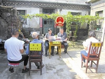 圖②：法庭在農(nóng)家小院開展巡回審判。