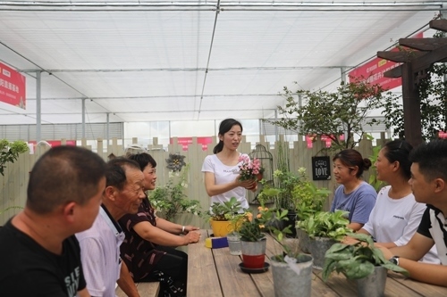 李敏向村民講授花木直播經(jīng)驗。受訪者供圖