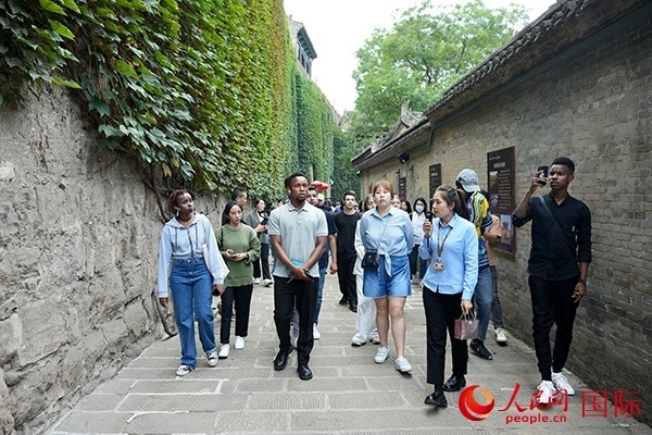 選手們認(rèn)真聆聽(tīng)導(dǎo)游講解。人民網(wǎng) 盧鵬宇攝