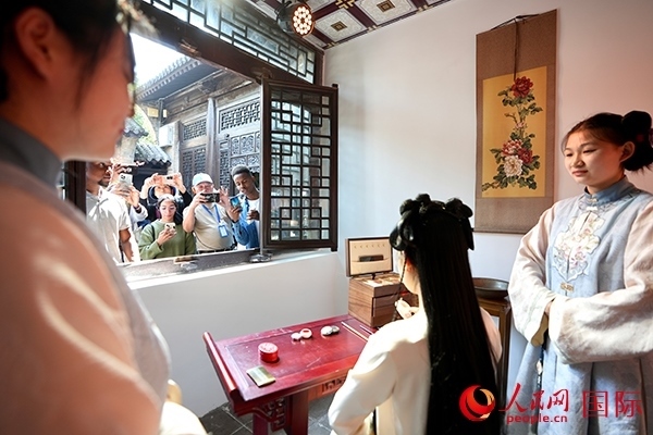 選手們觀看表演。人民網(wǎng) 盧鵬宇攝