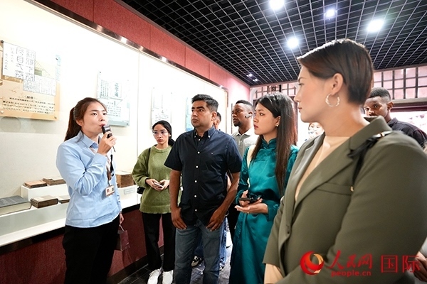 選手們認(rèn)真聆聽(tīng)導(dǎo)游講解。人民網(wǎng) 盧鵬宇攝