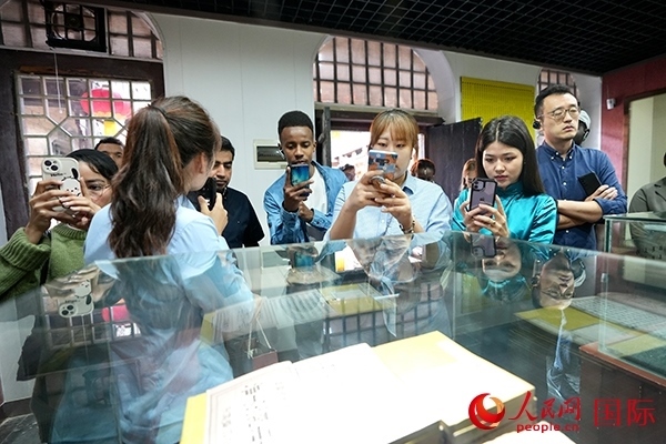 選手們認(rèn)真聆聽(tīng)導(dǎo)游講解。人民網(wǎng) 盧鵬宇攝