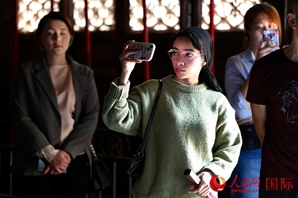 選手顏青（蘇丹）用手機(jī)記錄所見(jiàn)所感。人民網(wǎng) 盧鵬宇攝