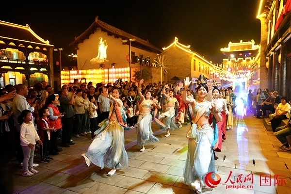 古城巡游隊(duì)伍。人民網(wǎng) 盧鵬宇攝