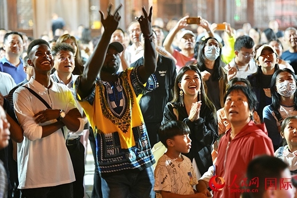 選手體驗(yàn)古城巡游。人民網(wǎng) 盧鵬宇攝