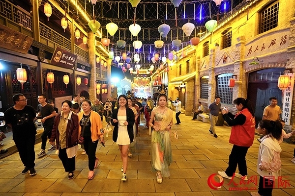 選手體驗(yàn)古城巡游。人民網(wǎng) 盧鵬宇攝