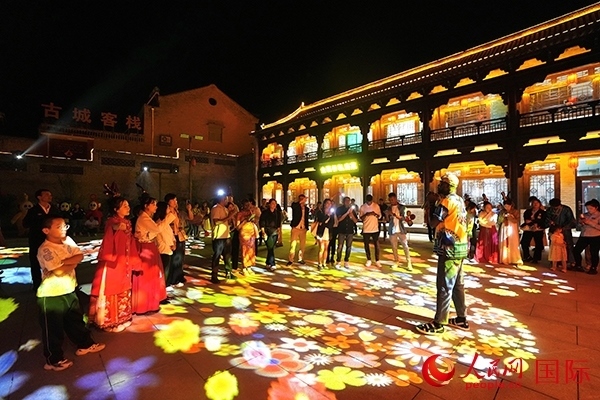 選手們和演員們一起載歌載舞。人民網(wǎng) 盧鵬宇攝