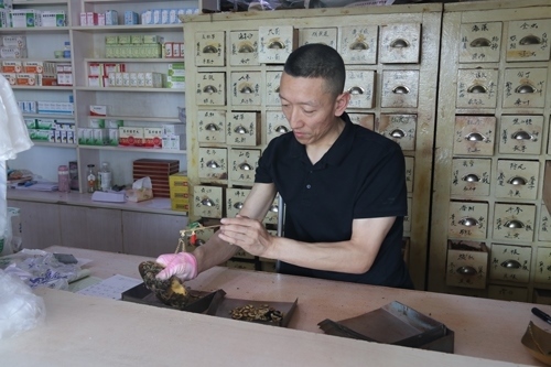 馬啟紅為病患精心配藥。受訪者供圖