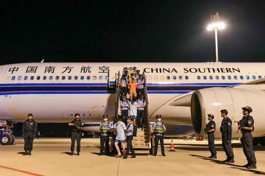 153名實(shí)施跨境裸聊敲詐的犯罪嫌疑人從印度尼西亞被押解回國(guó)。公安部供圖