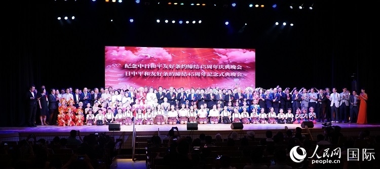 出席晚會(huì)的嘉賓與演員合影留念。人民網(wǎng) 蔣曉辰攝