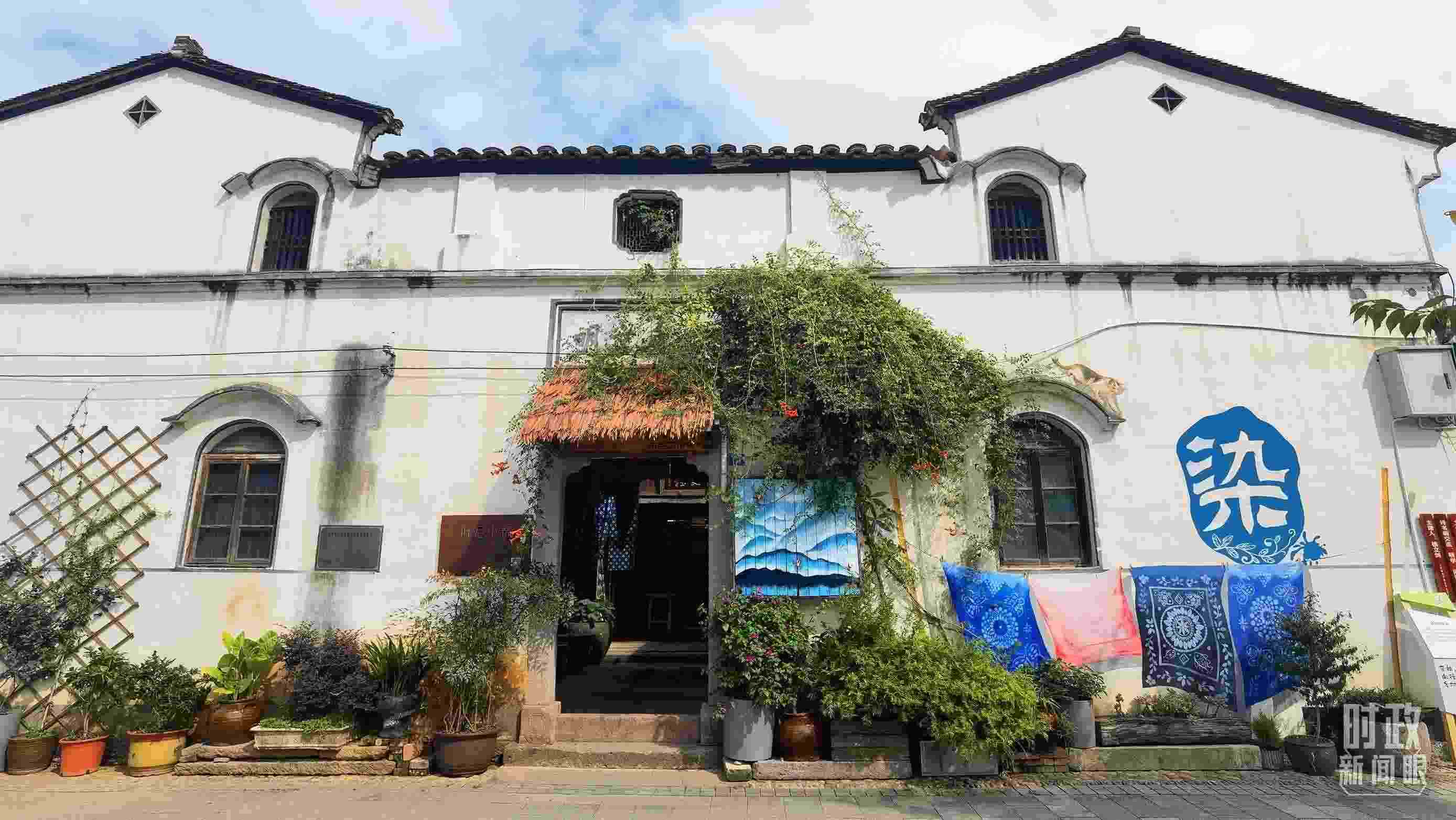 △李祖村的藝術(shù)染坊。（總臺(tái)央視記者周志國(guó)拍攝）