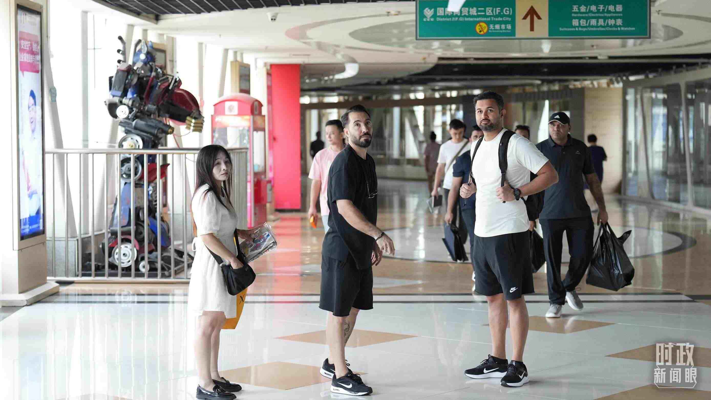 △義烏國(guó)際商貿(mào)城內(nèi)，來(lái)自世界各地的外商。（總臺(tái)國(guó)廣記者李晉拍攝）
