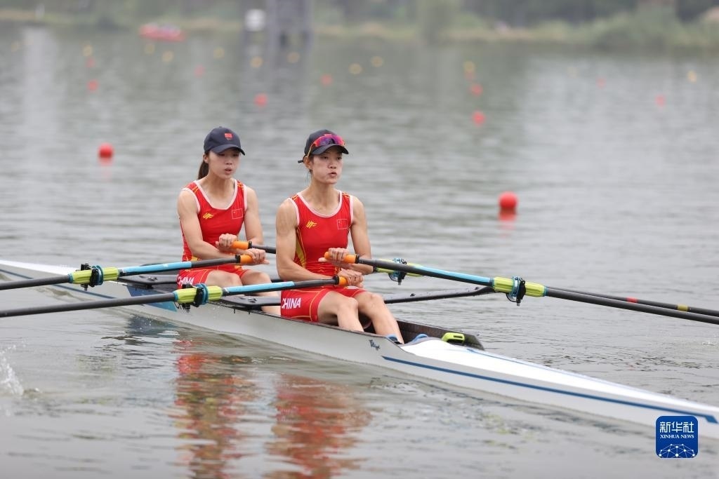 9月24日，鄒佳琪（左）/邱秀萍在決賽中。新華社記者 賈浩成 攝